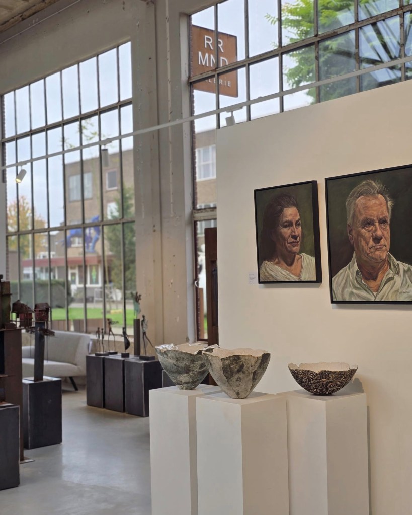 twee portretten in Galerie RRMND van bastiaen vries bastiaen.art