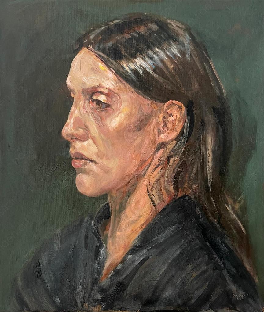 Oil portrait by Bastiaen Vries of a woman named Maria, looking sideways with a thoughtful, slightly melancholic expression. Painted live in two days with large, expressive brushstrokes on a 60 x 70 cm canvas.
