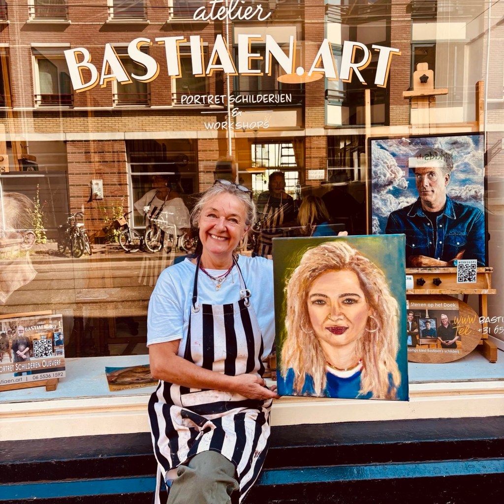 Student uit 2025 voor de etalage van het atelier in Amsterdam