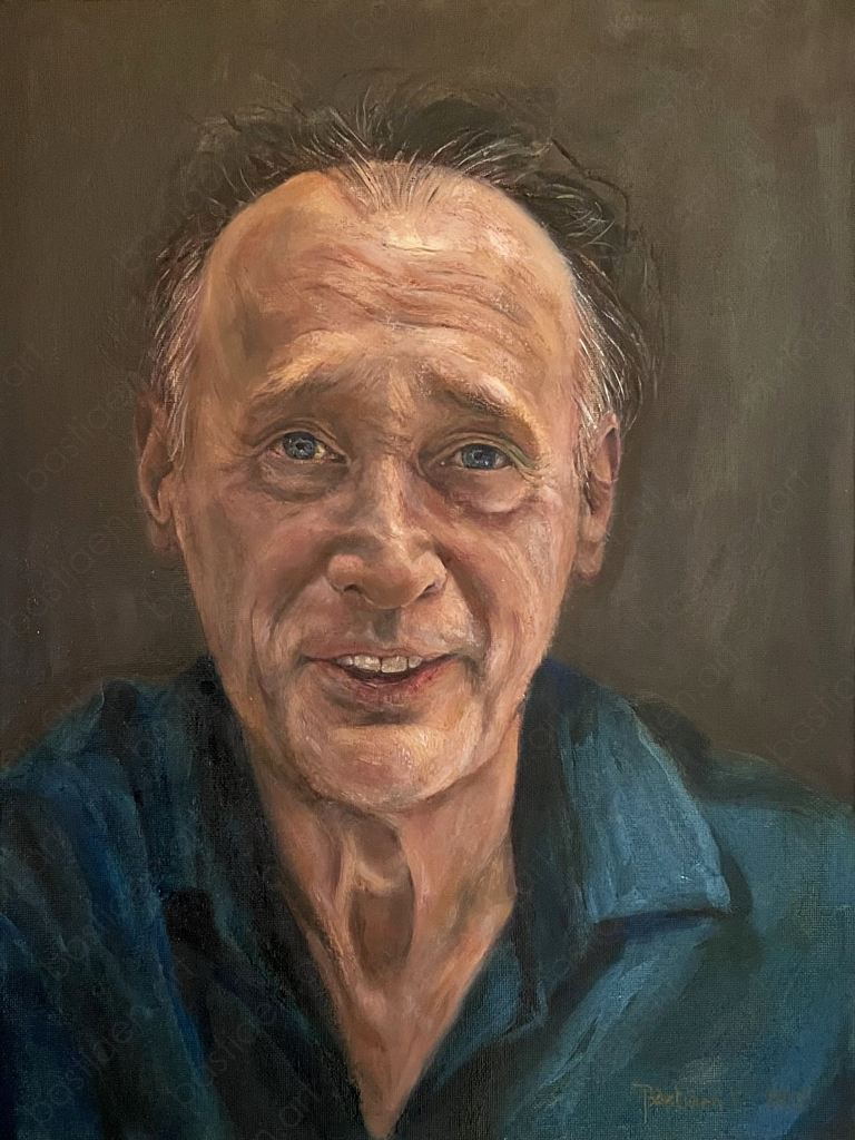 Portrait of Cees on a 30 x 40 cm canvas panel. He wears a blue shirt that echoes his intense blue eyes. His relaxed, boyish posture contrasts with a piercing gaze and a subtle, ironic smile. Portraits in commission.