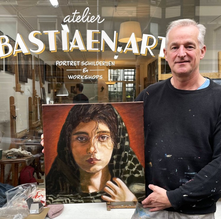 Atelier-leerling voor de etalage van het atelier in Amsterdam in 2025