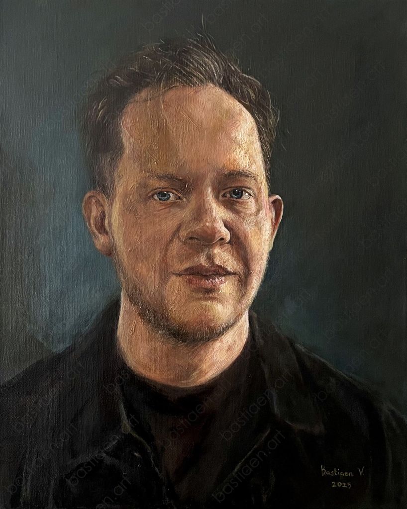 Olieverfportret Mike van Bastiaen Vries, jongeman met dromerige blik en blauw tonige achtergrond