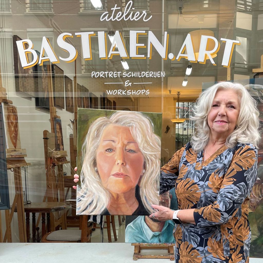 Leerling S voor het atelier van Bastiaen Vries in het Westerpark, met haar zelfportret